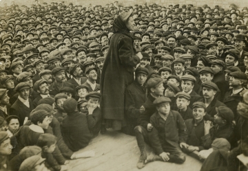 Katherine Douglas Smith speaking to a crowd of men, c.1906-1914 - LSE Library